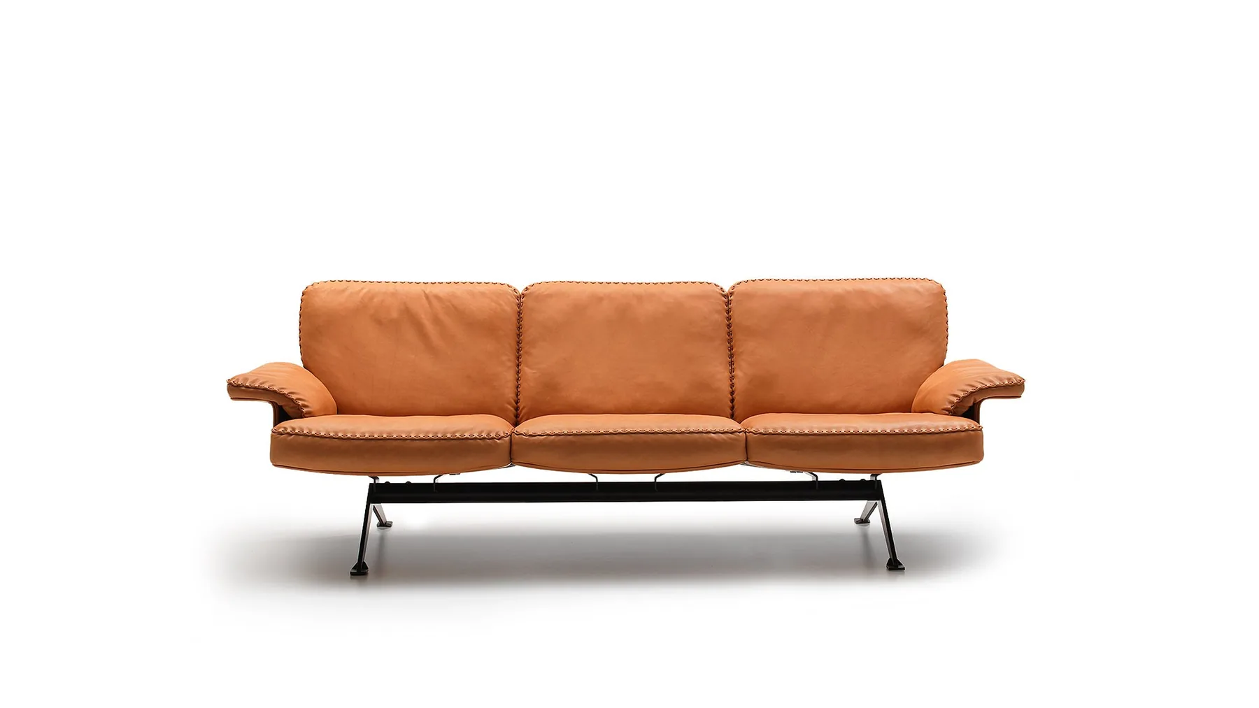 Dreisitzersofa aus cognacfarbenem Leder mit schwarzem Viersternfuß von Desede Switzerland.