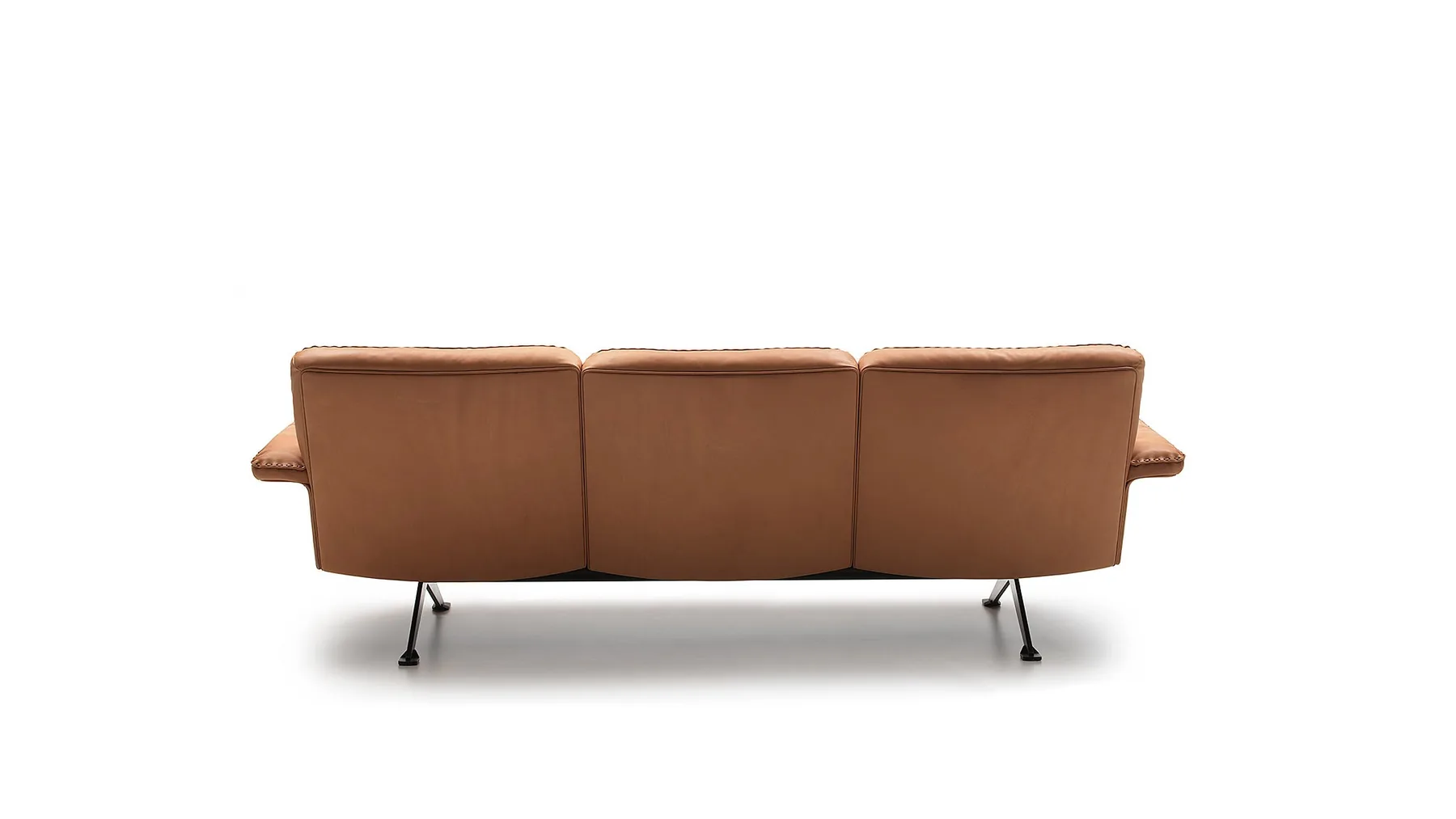 Dreisitzersofa aus cognacfarbenem Leder mit schwarzem Viersternfuß von Desede Switzerland.