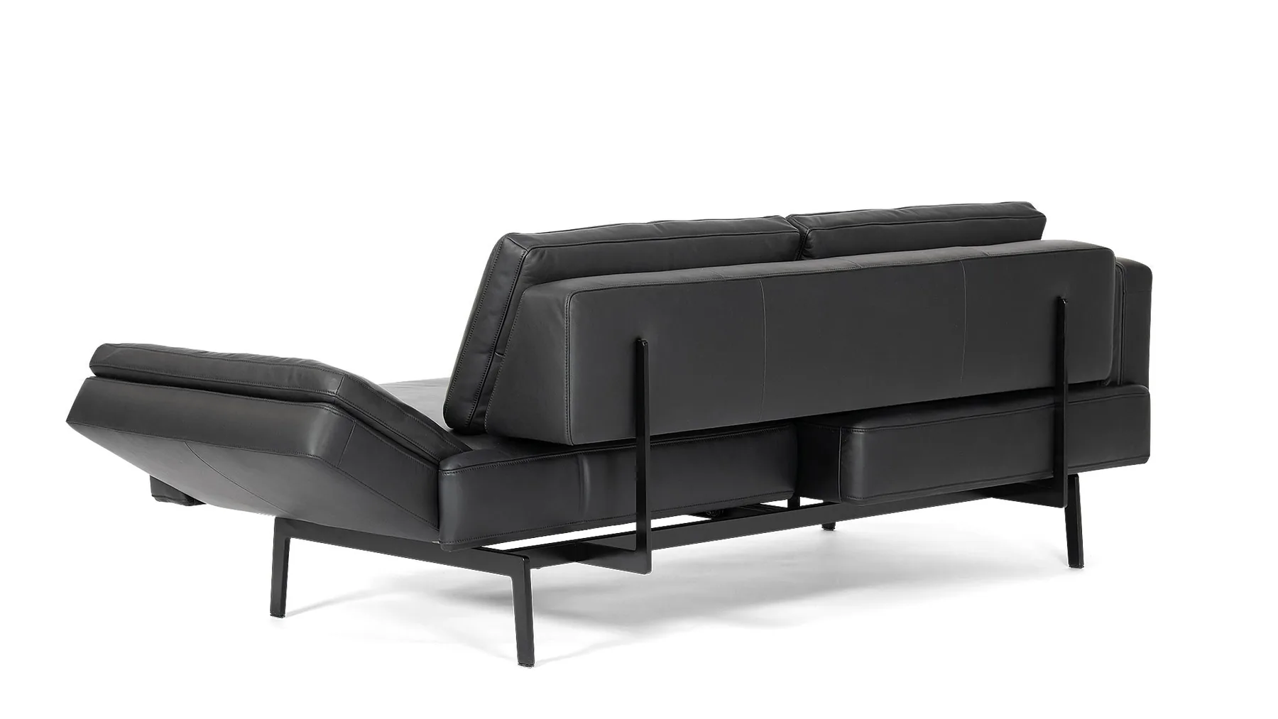 Schwarzes Ledersofa von Desede Switzerland mit ausklappbaren Armlehnen, Rückansicht.