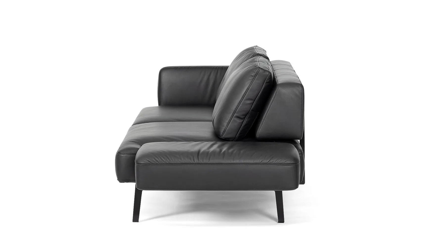 Schwarzes Ledersofa mit ausklappbaren Armlehnen von Desede Switzerland, Seitenansicht.